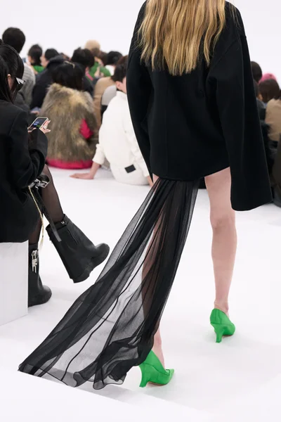 Look 16